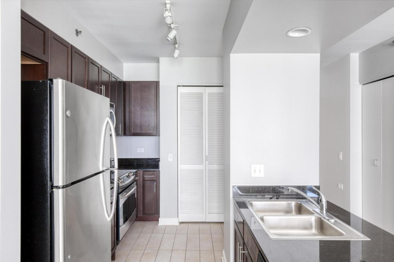 Apartment Loop W Gym Pool Lounge 1 Block From L Chi-694 *